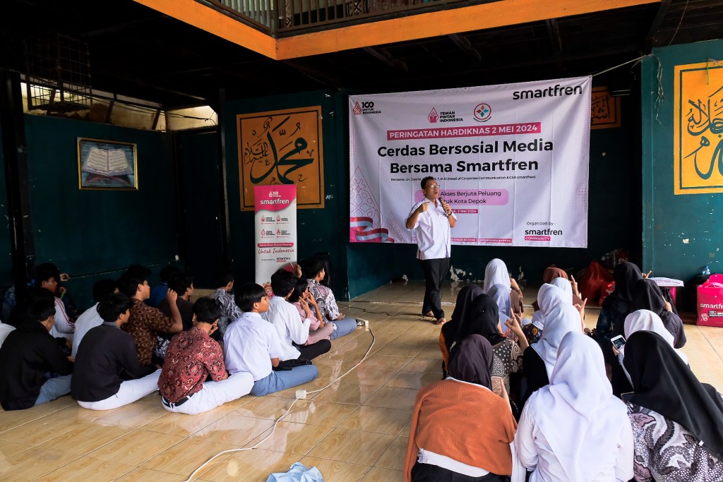 Smartfren Berikan Laptop untuk Sekolah Masyarakat&nbsp;Marginal